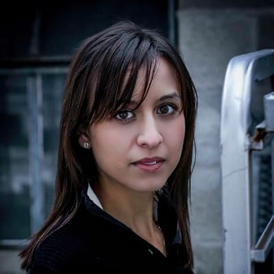 یاسمین واگا نویسنده کتاب قلب من و سایر سیاهچاله ها یاسمین واگا کتاب می هیارت اند وتهیر بلاکک هولیس