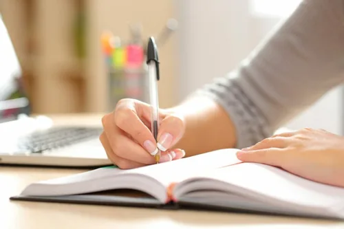 چرا کتاب 240 موضوع نگارش آسان انگلیسی، پرفروش‌ترین محصول فایلسو شد؟
