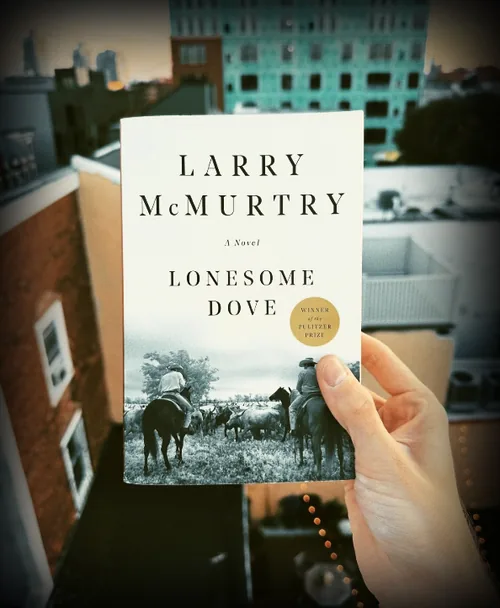 رمان Lonesome Dove (کبوتر تنها) اثر لری مک‌ مورتری